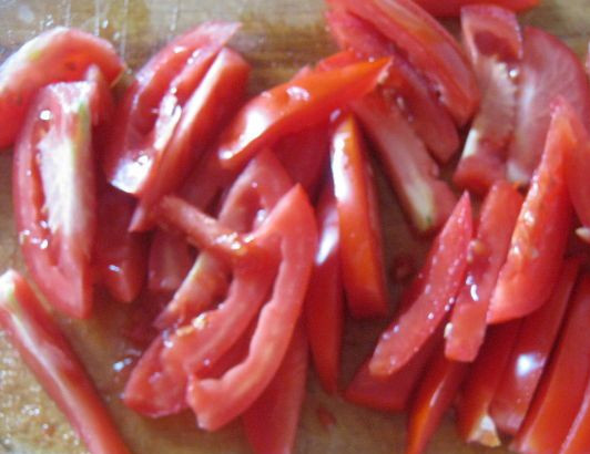 1. Этап. Шаурма из баранины: 2. Затем приступаю к овощам и остальным ингредиентам. С мясом хорошо будет сочетаться помидор, поэтому я измельчаю его соломкой и откладываю на тарелке дожидаться своей очереди.