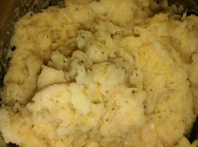 1. Этап. Кнейдлах: Мокрыми руками вымешиваем тесто до однородности.