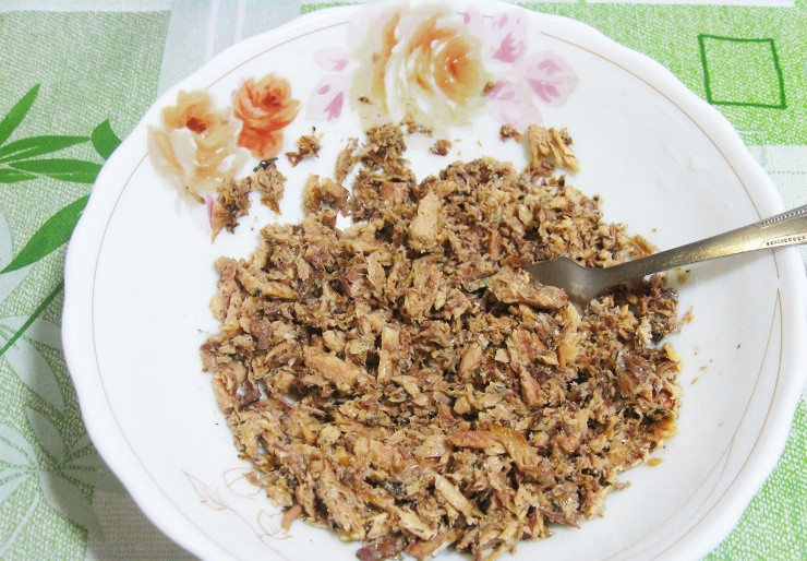 1. Этап. Рулет из лаваша с консервированной рыбой: Для начала мы ставим вариться яйца, а сами тем временем открываем консервированную рыбу и сливаем с нее жидкость. Перекладываем рыбу в тарелку и разминаем ее при помощи вилки до более или менее однородного состояния.