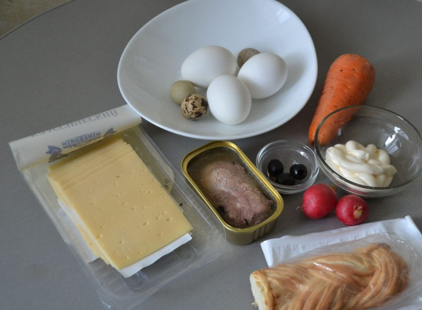 1. Этап. Салат Сырный ломтик на год Крысы: Подготовьте ингредиенты для салата, морковь и яйца лучше отварить заранее.