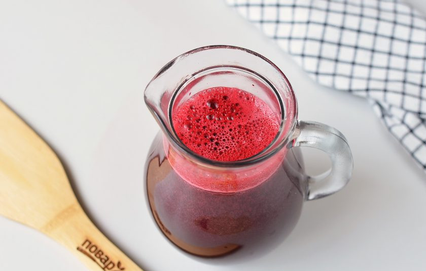 1. Этап. Свекольный сок: Перед употреблением добавьте воду в сок, перемешайте.