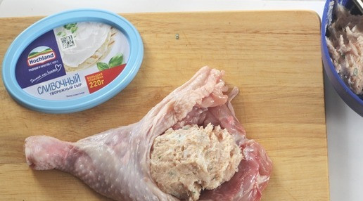 1. Этап. Фаршированный окорочок: Готовым фаршем начинить окорочок.