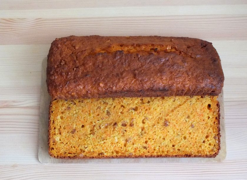 1. Этап. Морковный кекс со сметанно-лимонной пропиткой: Кекс разрежьте на две части.