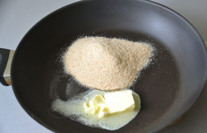 1. Этап. Штрудель со сливой: Обжарьте на сливочном масле хлебную крошку или панировочные сухари.