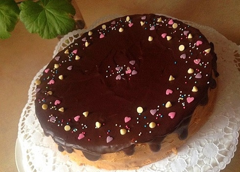 1. Этап. Бисквитный торт с масляным кремом: Покрываем торт шоколадной глазурью и украшаем. Даем торту настояться часиков 5-6 — и можно подавать к столу.