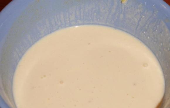 1. Этап. Волованы с креветками: Смешиваем сливочный сыр с натертым имбирем, добавляем подготовленные креветки , горчицу. Если начинка получается жидковатой - можно добавить сыра. Заполняем корзиночки из теста и украшаем большой креветкой.