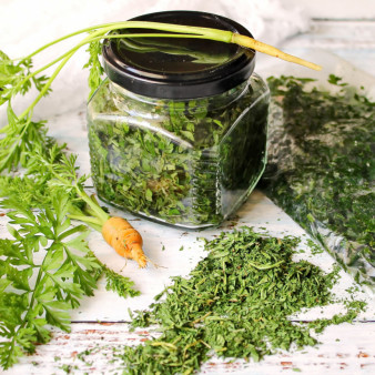 Морковная ботва на зиму