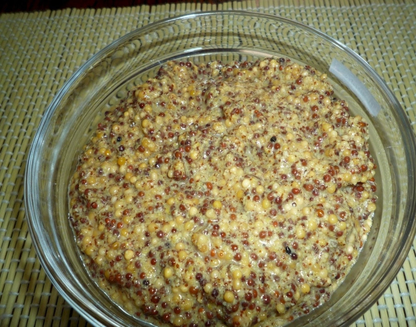 1. Этап. Дижонская горчица: Теперь все подготовленные игредиенты нужно смешать. Если в ёмкости с горчичными зёрнами осталась вода, слейте её. Затем добавьте туда заправку и ароматные специи. Всё перемешайте и дайте горчице настояться минимум 2 часа, чтобы раскрылся аромат всех ингредиентов.