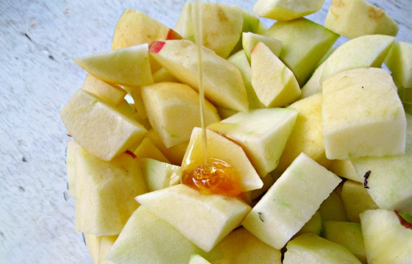 1. Этап. Медово-яблочный пирог: 3. В миску выложите все кусочки, добавьте к ним мед.