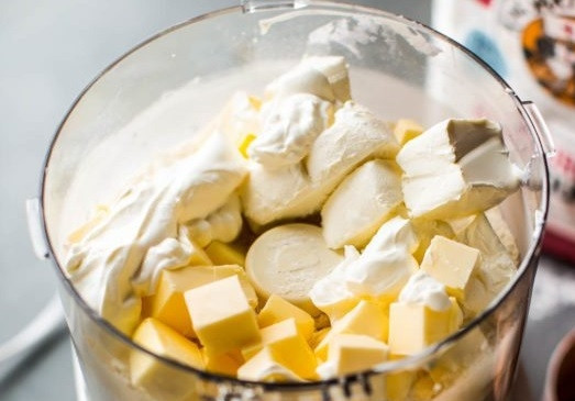 1. Этап. Ругелах: 1. Очень удобно использовать для приготовления теста технику. Соедините сливочное масло, сметану, сливочный сыр, муку и соль.