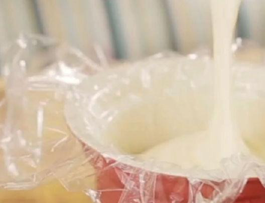 1. Этап. Семифредо с клубникой: Заполняем формы приготовленной смесью.