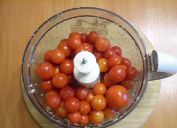 1. Этап. Вареная аджика на зиму: Помидоры пюрируем (можно пропустить через соковыжималку).