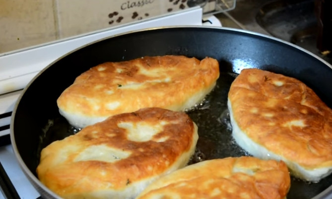 1. Этап. Жареные пирожки с яйцом, луком и зеленью: 7. Обжарьте пирожки на разогретом подсолнечном масле на медленном огне. Когда одна сторона станет золотистой – переверните и обжарьте на второй.