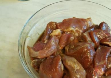 1. Этап. Филе утки в мультиварке: Смешать соевый соус, травы, горчицу, перец и замариновать в этой смеси кусочки филе. Оставляем минут на 30.