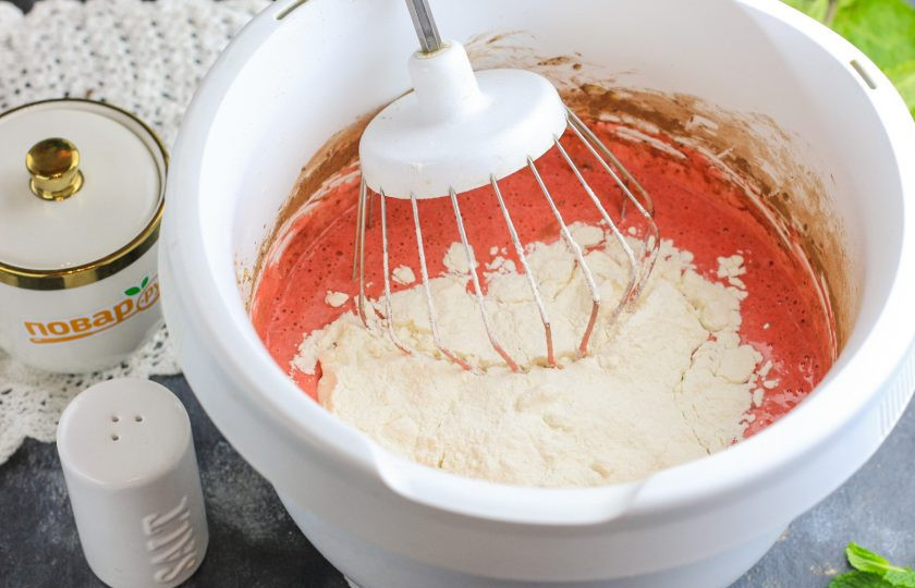 1. Этап. Торт Красный бархат с творожным кремом: Всыпьте пшеничную муку и соду, аккуратно перемешайте все. У вас должно получиться не плотное, вязкое тесто.