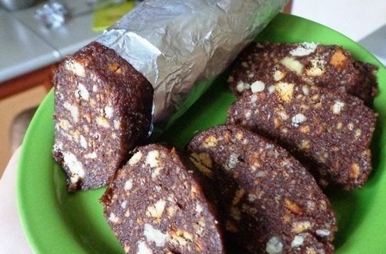 1. Этап. Сладкая колбаса из печенья со сгущенкой: Уберите в холодильник на 1-2 часа. Десерт подавайте, нарезав порционными кусочками. Приятного чаепития!