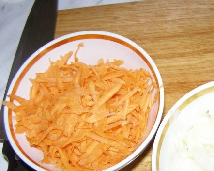 1. Этап. Говядина в сливочном соусе: Тем временем, морковь натрите на терке, а лук мелко порежьте.