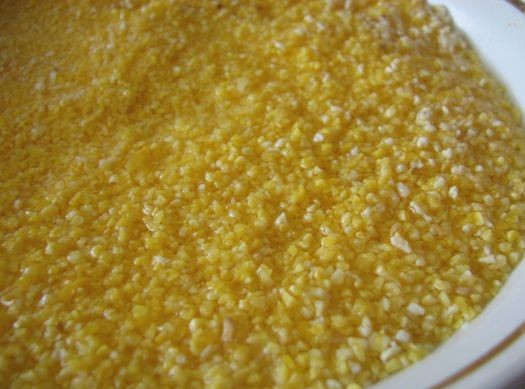 1. Этап. Закарпатский банош: Ставим на огонь кастрюлю, наливаем стакан воды и ждем,пока закипит. Как только вода закипела - , солим и засыпаем кукурузную крупу и варим помешивая практически до готовности.