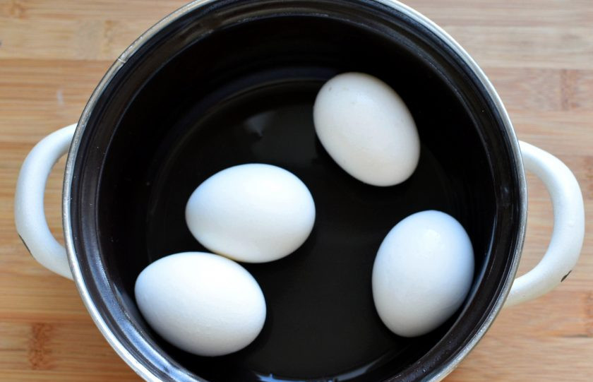 1. Этап. Черные яйца, фаршированные тунцом и икрой трески: Яйца должны быть комнатной температуры, чтобы сварились без трещин. В воду для варки добавьте по чайной ложке обычного уксуса и соли, чтобы скорлупа легко очистилась и белок был неповрежденным. Опускайте яйца в воду ложкой, аккуратно, чтобы не было трещин. Рекомендуют осторожно помешивать яйца первые пару минут варки, чтобы желток расположился по центру яйца. Варите яйца 10 минут, затем охладите в холодной воде.
