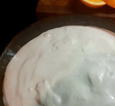 1. Этап. Бисквитный пирог с полентой: Сверху выложить тесто.