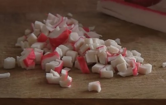 1. Этап. Слоеный салат Королевская шуба: 4. Крабовые палочки мелко нарежьте.