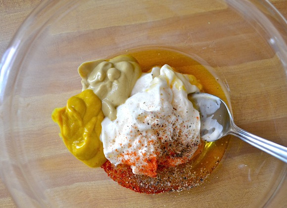 1. Этап. Курица в майонезном соусе: 1. Основной процесс приготовления занимает довольно немного времени, так что с легкость можно назвать этот простой рецепт курицы в майонезном соусе вариантом на скорую руку. В небольшой мисочке необходимо соединить майонез (лучше всего приготовить его самостоятельно), жидкий мед, горчицу (обычную или в зернах). Добавить немного соли, черного перца, паприки и сушеный чеснок.