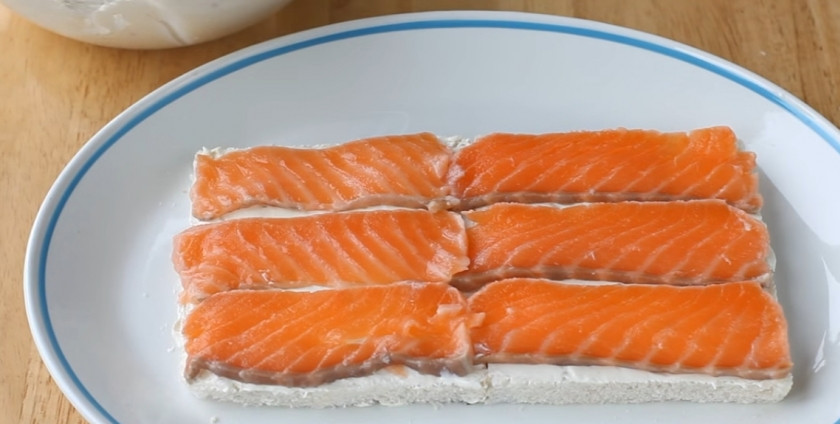 1. Этап. Суши по-русски из красной рыбы: 8. Выложите на верх полоски рыбы.