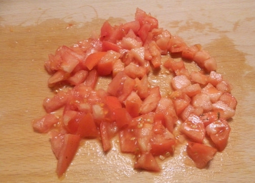 1. Этап. Овощной рулет из лаваша с адыгейским сыром: Помидоры нарезаем мелкими кусочками.