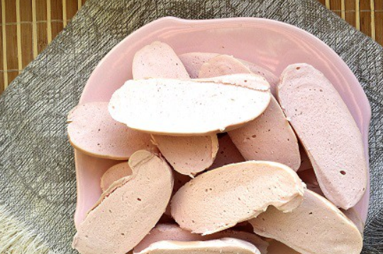 1. Этап. Сардельки в кляре: Сардельки нарезаем пластинками.