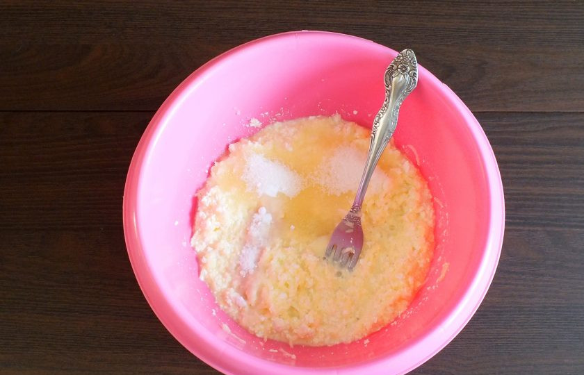 1. Этап. Творожные пончики с яблоком: Добавьте сахар, соду. Перемешайте.