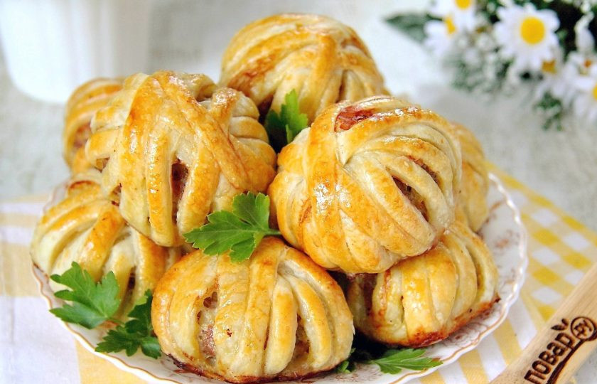 1. Этап. Мясные шарики в слоеном тесте: Готовые мясные шарики в слоеном тесте вкусны как в горячем, так и в холодном виде. Можно подать их самостоятельно как закуску или с любимым соусом и свежими овощами, как самостоятельное блюдо. Приятного аппетита!