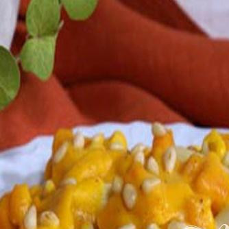 1. Этап. Пенне с морковным соусом: 4. По тарелкам раскладываем сваренное пенне, поливаем морковным соусом и посыпаем кедровыми орешками. Можно украшать листочками мяты. Блюдо готово.