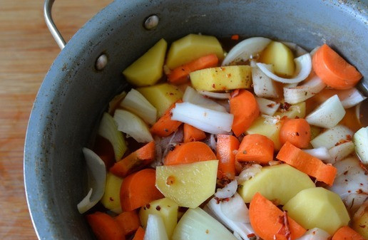 1. Этап. Острое рагу из индейки А-ля Такторитан: Наливаем на овощи соус, заливаем кипятком (около 1 л). Ставим на огонь. Варим при закрытой крышке, при среднем кипении, около 50 минут.