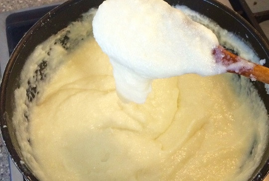 1. Этап. Манная каша на сковороде: 3. Постоянно помешивая, варите на медленном огне. Добавьте по вкусу соль, сахар.