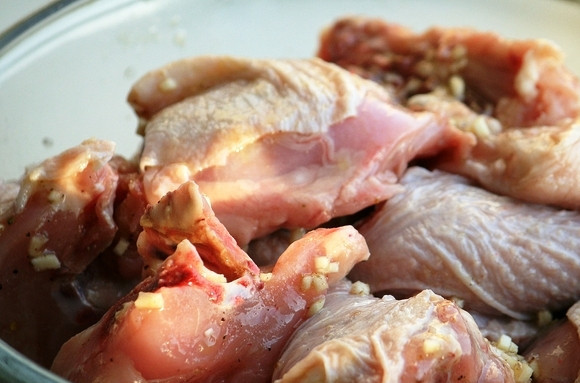 1. Этап. Курица по-провански: Получившимся маринадом хорошенько обмазываем курицу.