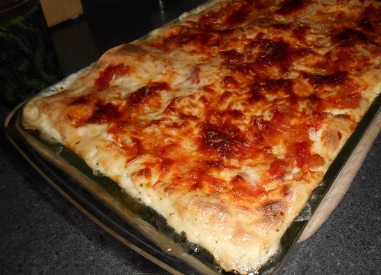 1. Этап. Лазанья с креветками: 13. Отправить форму в разогретую духовку минимум на 30 минут. Ориентироваться можно по румяной корочке. Готовая лазанья должна слегка остыть, а затем ее можно подавать к столу.