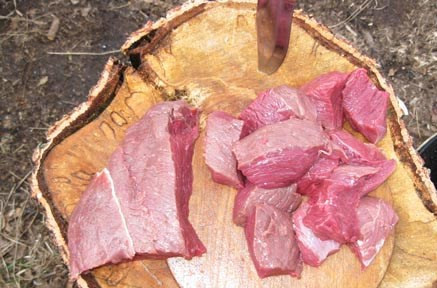 1. Этап. Шурпа из лосятины: Лосятину тщательно промойте и нарежьте крупными кусками.