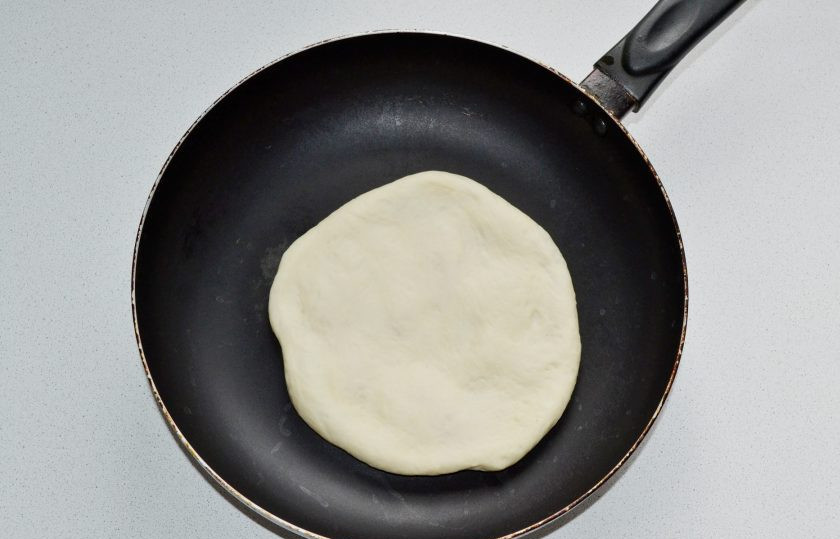 1. Этап. Хачапури с курицей: И выложите на сухую разогретую сковороду.