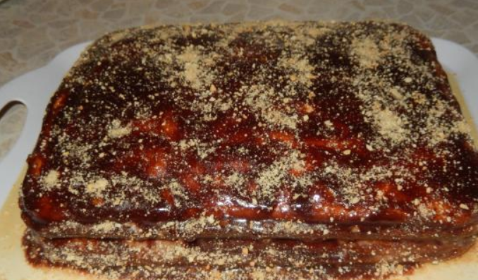 1. Этап. Торт для мужчины: Растопите темный шоколад и полейте им торт. Также присыпьте остатками измельченных орехов. Дайте торту пропитаться 5-7 часов в холодильнике.