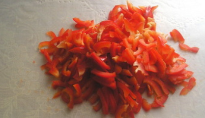 1. Этап. Лаваш с курицей: Перец промываем и очищаем от семян, затем нарезаем тонкой соломкой.