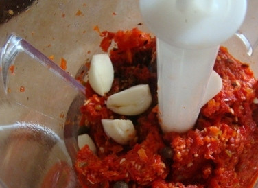 1. Этап. Паста чили: 3. Отправляем в блендер все ингредиенты и измельчаем до однородной пюреобразной массы.