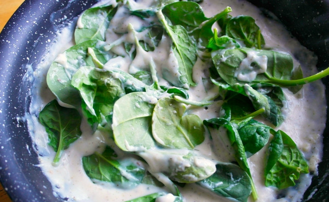 1. Этап. Равиоли в духовке: 3. Через 1 минуту добавьте шпинат. Ещё раз всё перемешайте.