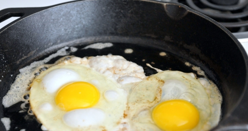 1. Этап. Бутерброд с яичницей: Теперь делаем глазунью. Можете тоже на сливочном масле.