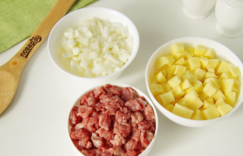 1. Этап. Корниш пасти: Тем временем небольшими кубиками нарежьте картофель, лук и говядину.