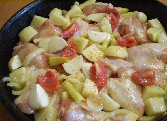 1. Этап. Курица, запеченная с картофелем и овощами: 5. Сложить в глубокий противень курицу с овощами, полить маслом, перемешать хорошо. Можно влить немного воды или накрыть фольгой, как удобно. Ставим противень в духовку при температуре 250 градусов на 40 минут.