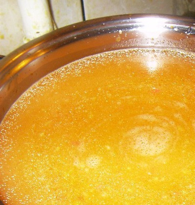 1. Этап. Суп в горшочке из хлеба: 4. Заливаем куриным бульоном и доводим до кипения.