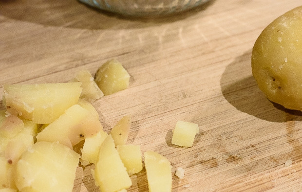 1. Этап. Столичный салат: 4. Нарежьте средними кубиками картофель.