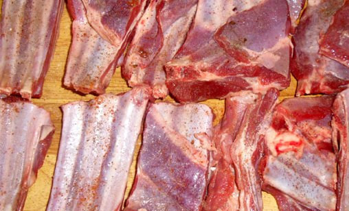 1. Этап. Ребрышки барбекю на мангале: Порезать ребрышки на куски, натереть солью, перцем, паприкой.