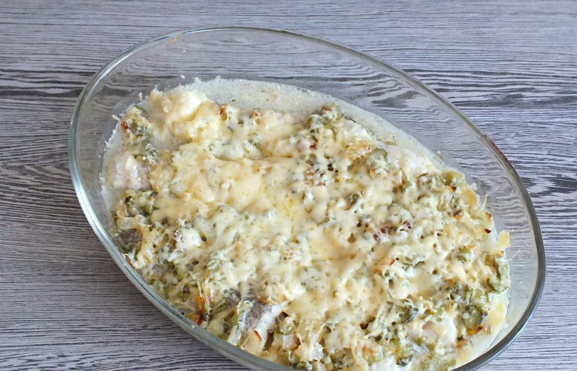 1. Этап. Треска запеченная с солеными огурцами: Готовое блюдо достаньте из духовки. Если любите румяную корочку, можете подержать в духовке еще 5-7 минут, но не пересушите.