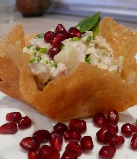 1. Этап. Салат в сырной корзинке: 4. И перекладываем салат в уже подсохшие корзинки! Приятного аппетита!